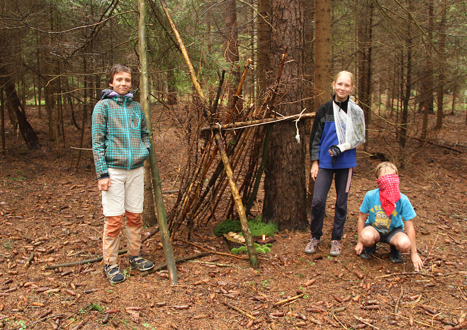 Při hře lazaret zlomyslný Zeus poškodil táborníky na zraku, kostech i tělesné teplotě a navíc je vyhnal bydlet v dešti do lesa.