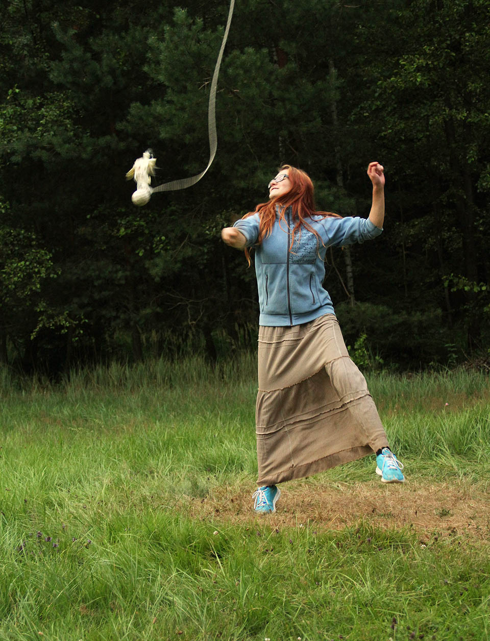 Nancy si v duchu starých tenistek vzala na hru dlouhou řeckou suknici.