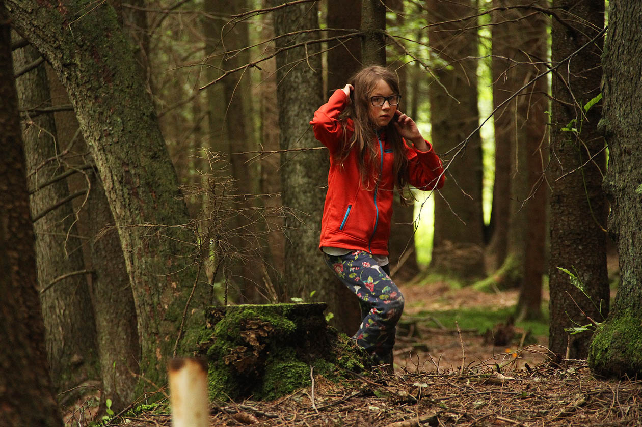 Emmča v nejtemnější části lesa za táborem hledá odpovědi na zapeklité otázky řeckého života a smrti.
