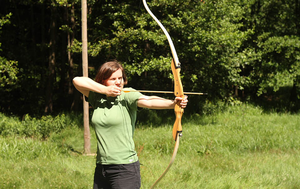 Renča, jako jedna z hvězd stavěčky, naučila hned na začátku táborníky základům střelby z luku.