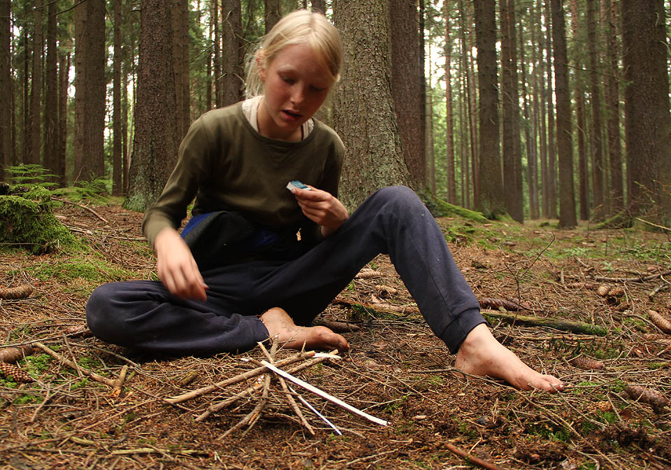 Počasí nám dávalo zabrat. Prudká vedra vystřidaly vytrvalé deště, ve kterých se Jasmínka pokoušela zahřát rozdělaným ohněm.
