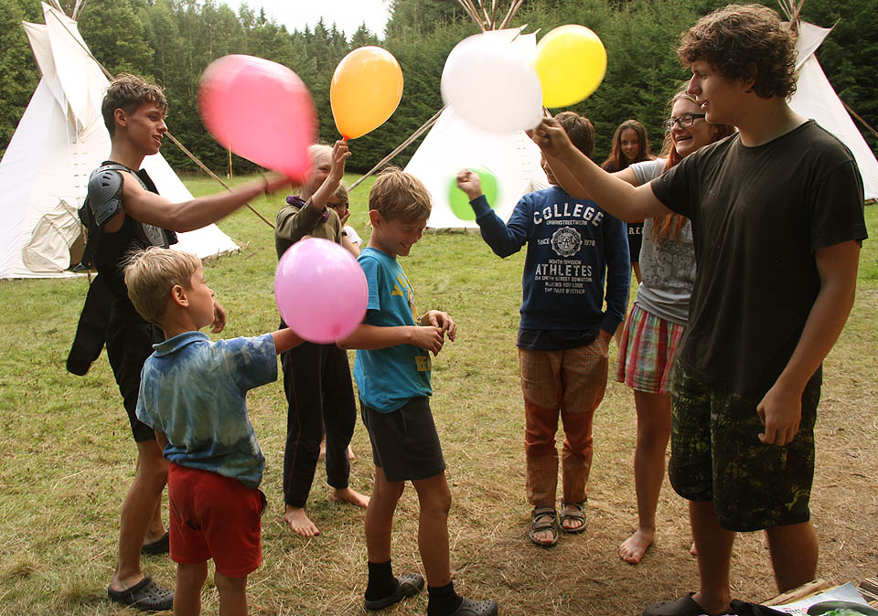 Ríša oslavil na táboře jedenácté narozeniny, což jsme se rozhodli oslavit přímo elektrizující akcí. Nafouknutými balónky byl jemně poklepáván po hlavě, dokud se nenabil a nezačal metat blesky jako Zeus.