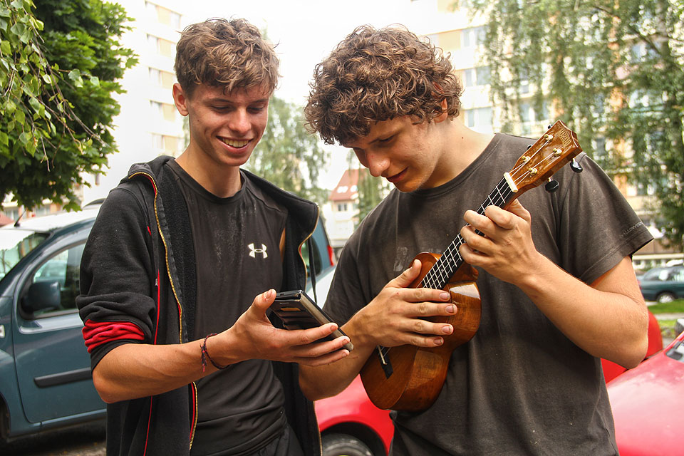 Zlatým hřebem tábora pak byla koupě dlouho vzývaného ukulele (ne není to kithara). Ič se s Voltovou pomocí během posledních tří dnů naučil i něco málo zahrát.