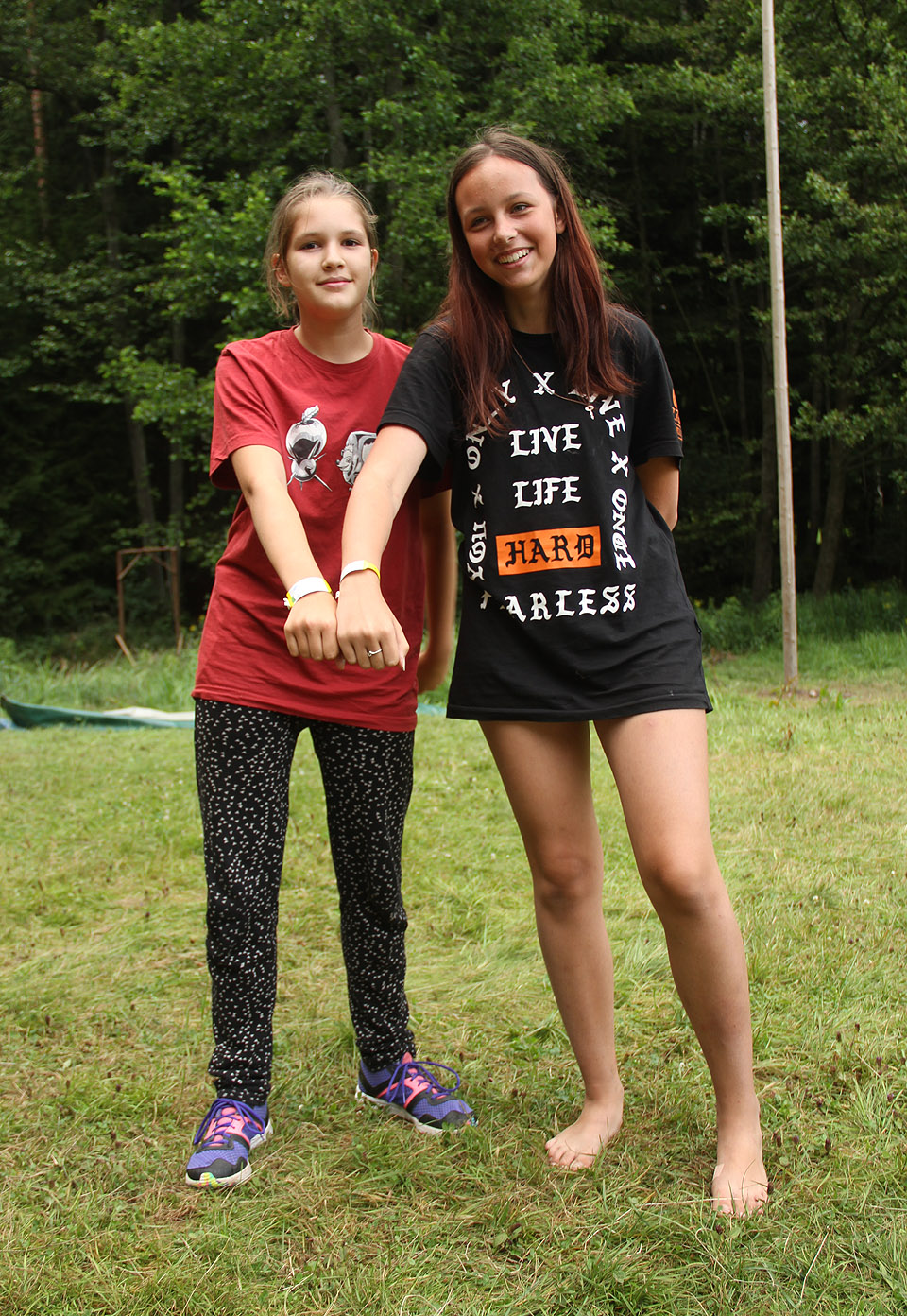 Verča a Eliška spolu protrpěly pobyt v nemocnici a na konci tábora se šťastně sešly s náramky z léčby.