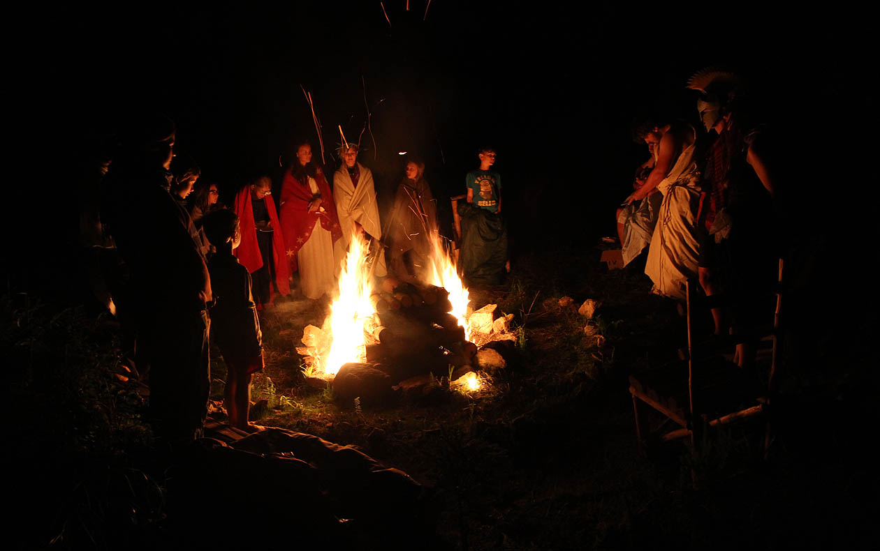 Závěrečný oheň přinesl zklamání, že už je konec, radost, že jsme to zvládli i očekávání, co se bude dít během roku a příští léto.