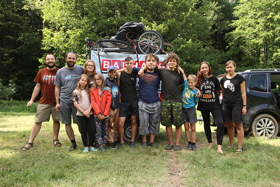 Na táboře v roce 2018 bude hlavas Očihi. Na snímku je rovněž Michal, který nám pomáhal s odvozem věcí na vozíku Bauhaus.