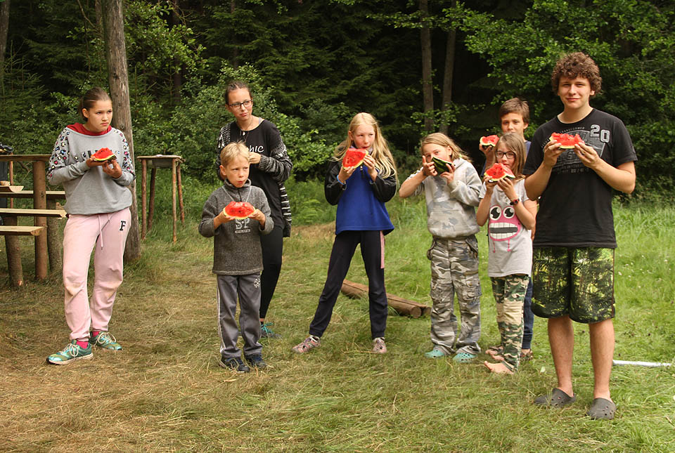 Mezi účastníky se na fotce přimíchal hladový Ilič.