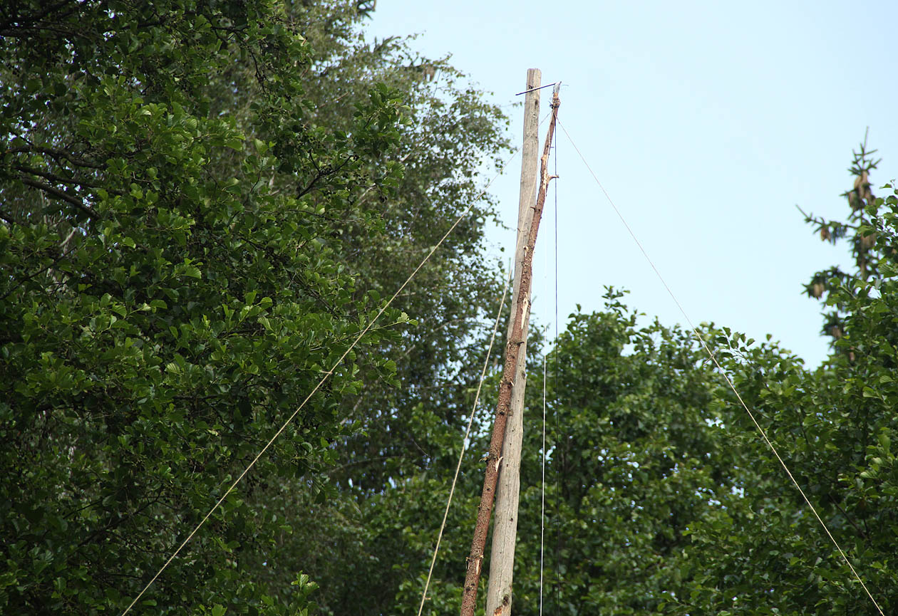 Po prvním zákeřném nočním přepadu, který nám přestříhal lanka, ale vlajky se nezmocnil, následovala oprava provedená novou metodou provlékání jehly uchem velblouda.