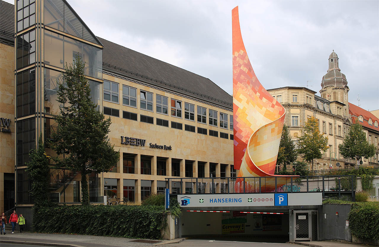 Mírně samoúčelná plastika dodává pošmournému náměstí živější ráz. Přestože je poněkud prvoplánová, do Halle SE hodí a zrejme není kritiky zavrhována jako kdyby se objevila třeba v Jerevanu.