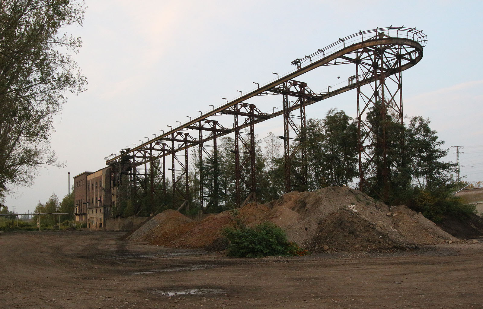 Fantaskní tečkou za návštěvou Halle byla prohlídka opuštěné kotelny za nádražím s futuristickou zavěšenou drahou pro závoz uhlí do věžového zásobníku.