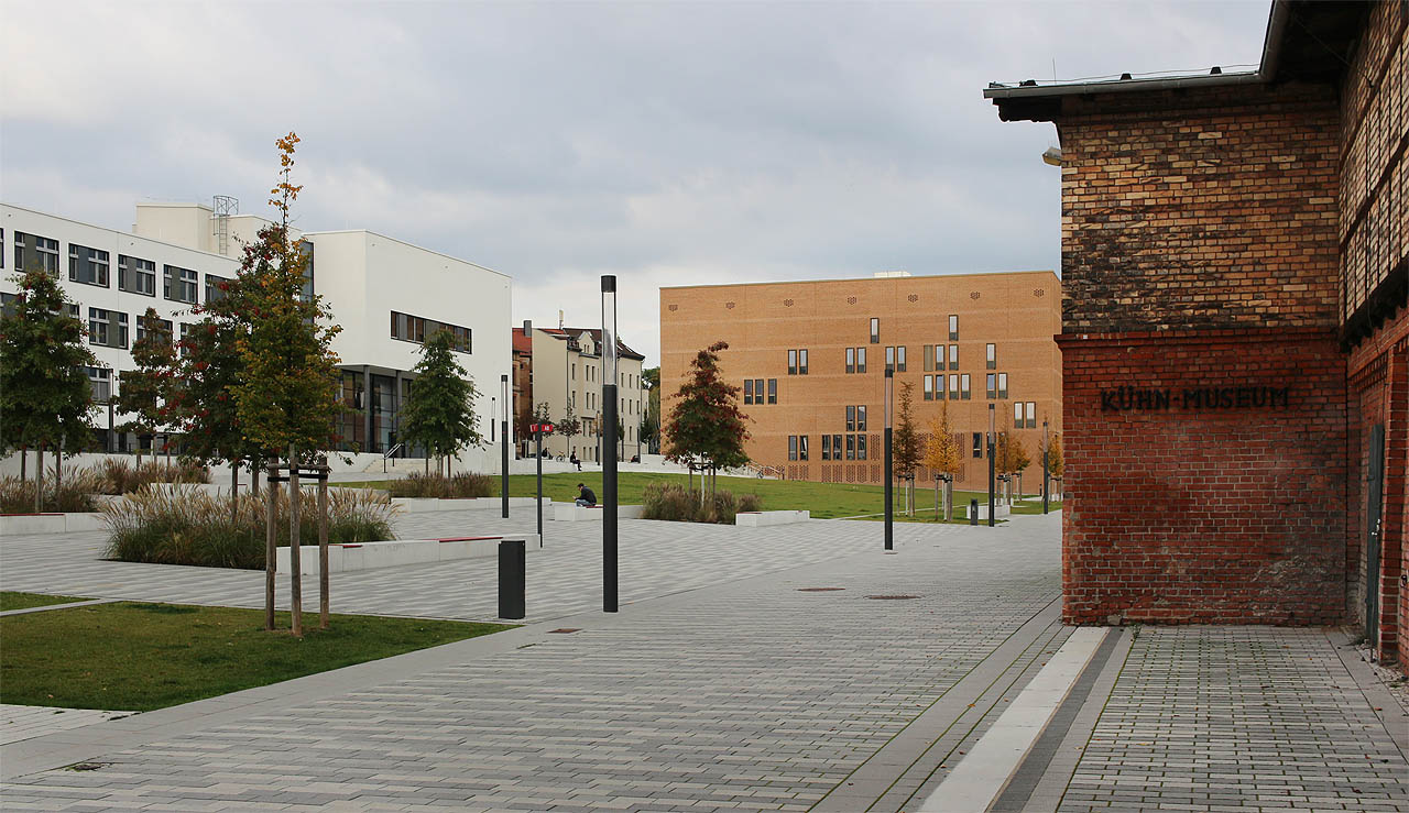 Staintor kampus Univerzity Martina Luthera je příjemný kombinací historických staveb (snad stájí) a moderních výukových budov.