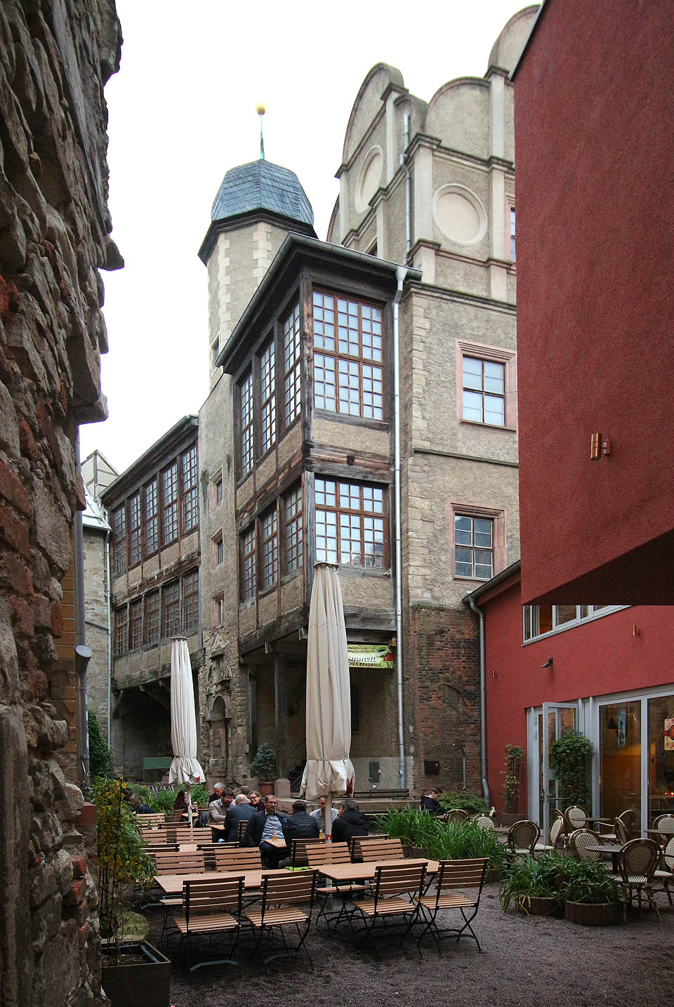 Pivovarská restaurace v nejužších uličkách Halle. Touto škvírou prý kdysi protékalo jedno z ramen řeky Sály, jejíž voda sloužila ke chlazení sudů s pivem.