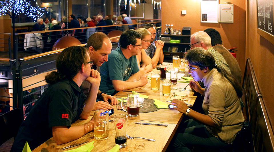 Společenská večeře byla dobrou příležitostí k diskuzi o tématech, která všechny zajímala.