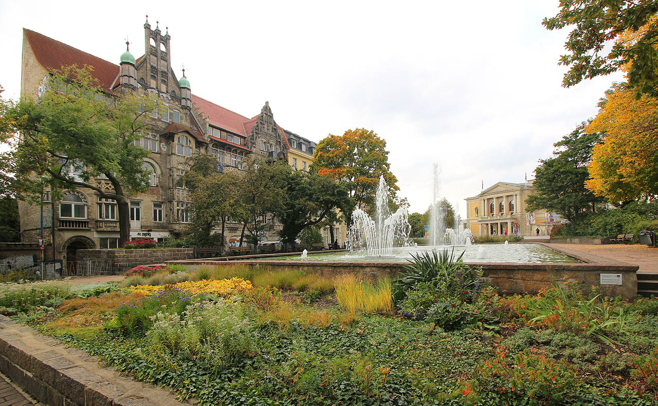 Stejně jako v ostatních východoněmeckých městech, i v Halle je nepředstavitelně velké množství opuštěných domů v centru města i mimo něj. Například romantický dům za stromy vlevo chvíli sloužil squatterům a nyní zeje prázdnotou.