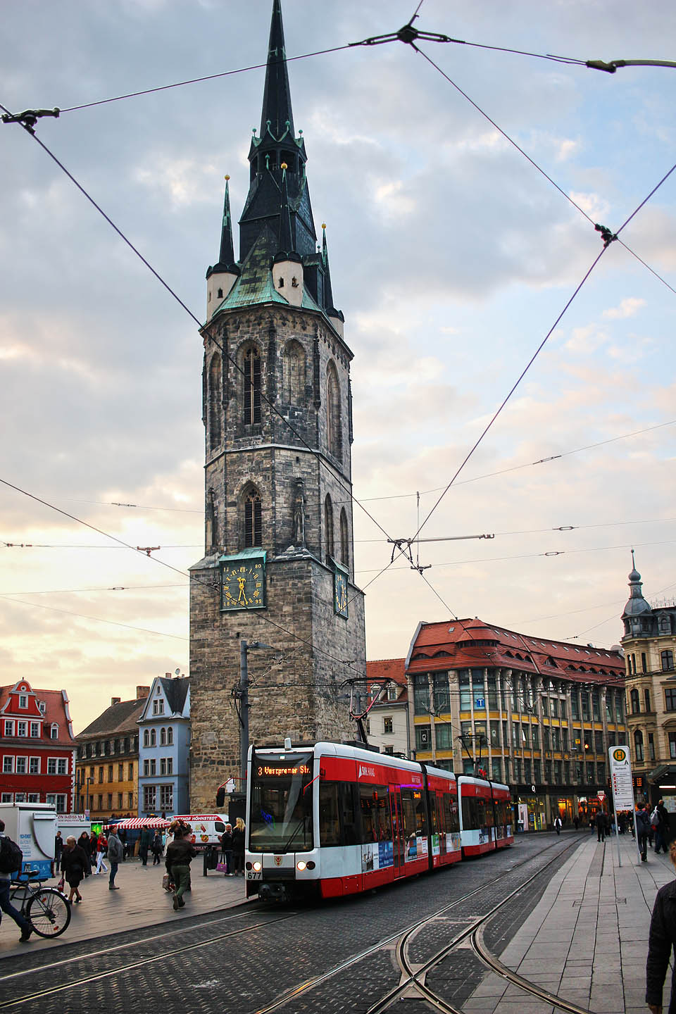 Červená věž, která je ve skutečnosti černá, ke kostelu nepatří a byla vystavěna na náklady bohatých měšťanů, kteří si chtěli prostě zamachrovat.