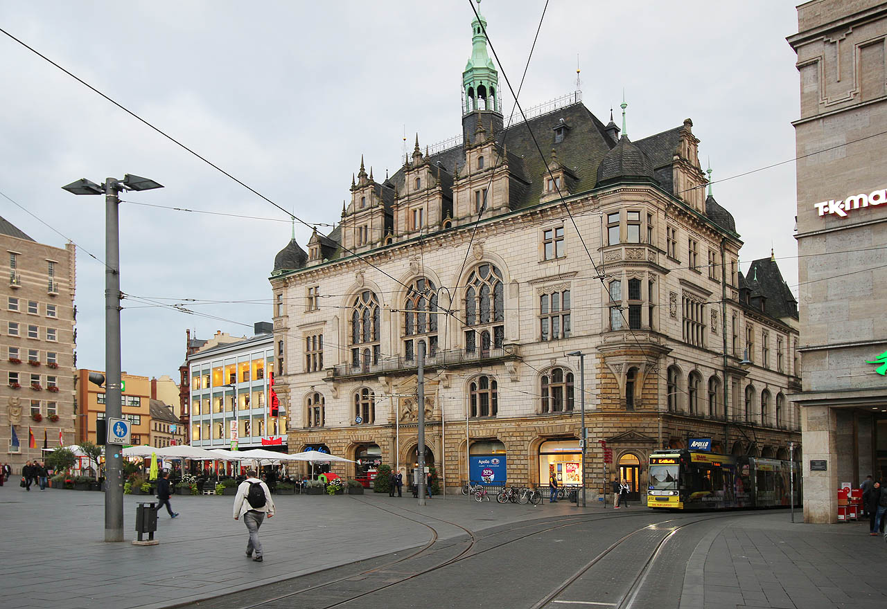 Dobrosolskou zajímavostí je tramvajová kolej odbočující z tratě přes náměstí ke vchodu do radnice. Jestli jezdí primátor do práce svou vlastní tramvají nebo jde o prostředek pro oslavu tradičních ceremoniálů, se mně zjistit nepodařilo.