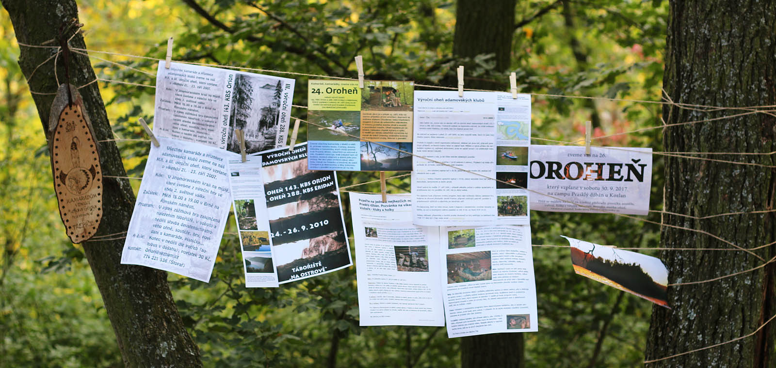 Letos poprvé jsme se pokusili udělat výstavku všech zvadel z předchozích 17 ročníků (Oroheň slavíme od roku 2000). Mnoho je jich ale nezvěstných, takže byla nástěnka mezi stromy taková děravá.