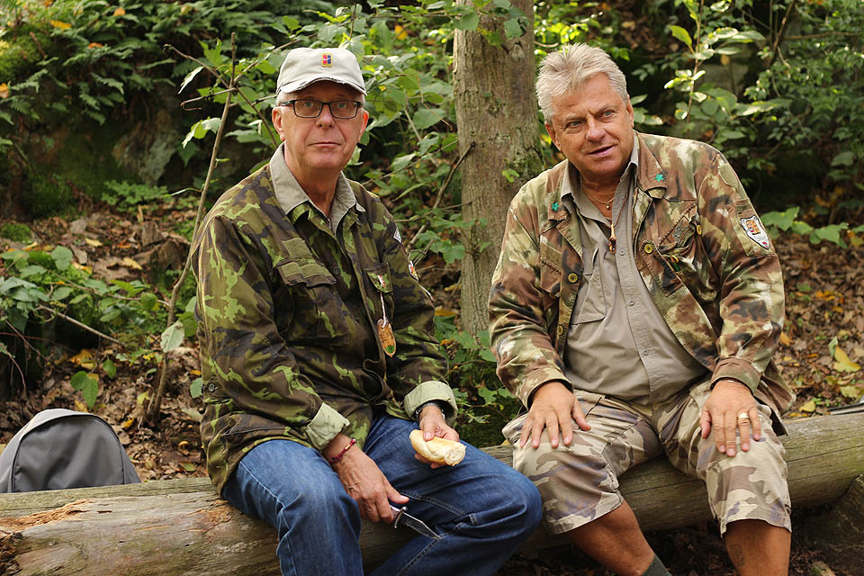 Potěšila nás návštěva starých známých trampů Gogy a Metly. Nefjork letos nepřijel, ale potěšilo nás, že se těší dobrému zdraví. Naproti nezbylo než tiše vzpomenout na Pinďu, který se už prohání ve věčných lovištích…