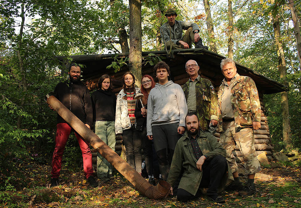 Na společné fotce je nás devět bez Žemle, Sovy, Ježka a Romaina s Dančou, kteří buď přijeli dřív nebo odjeli později. A hlavně Roura s Rourou, kterou nějakým nepochopitelným způsobem získal pro zlepšení tahu kamen ve srubu.