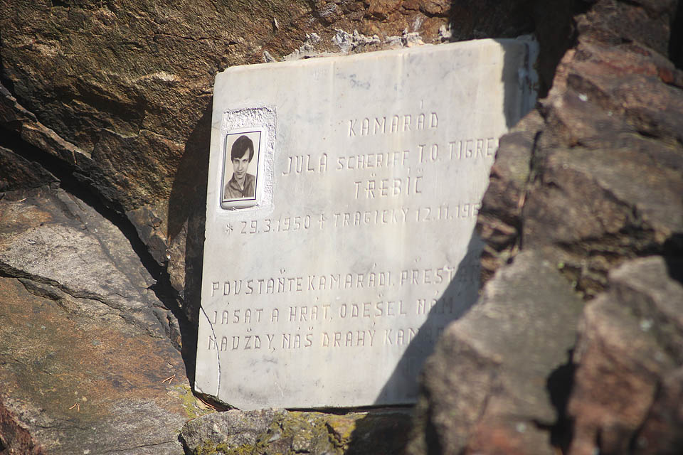 Samozřejmě jsme věnovali krátkou vzpomínku také věčnému šerifovi Julovi, který má ve skalách pomník skoro jako Venda Jílek v Jezerní kotlině.