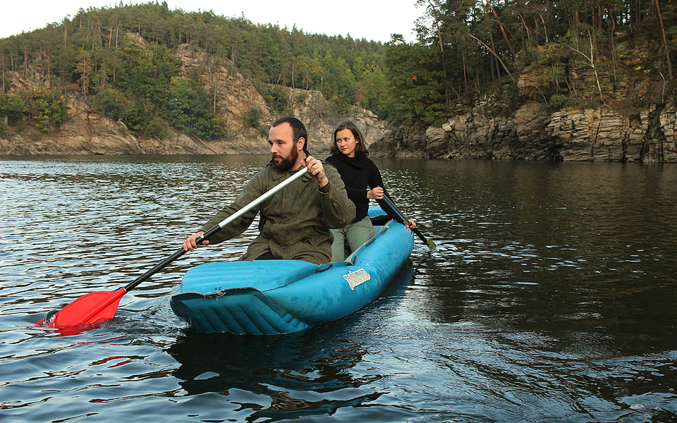Zbytek večera jsem se pokoušel Drobka naučit se stát zadákem. Marně ovšem.