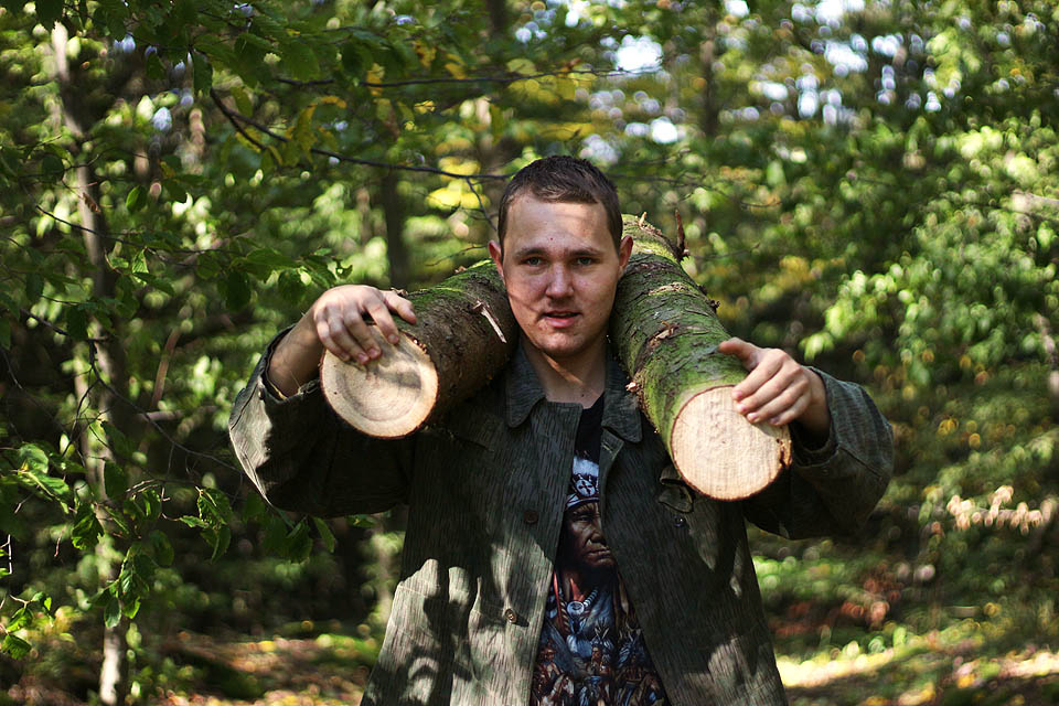 Protože jsme byli tradičně všichni líní, musel nám oheň letos postavit Sova.