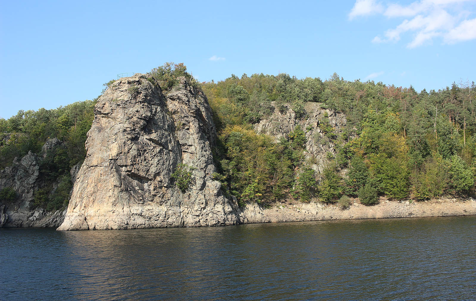 Wilsonova skála bývala kdysi Mekkou všech trampů na Jihlavce, dnes z jejích úctyhodných 100 m výšky ční nad hladinu jen zhruba 40 m (letos na podzim ovšem díky dlouhotrvajícímu suchu trošku víc).