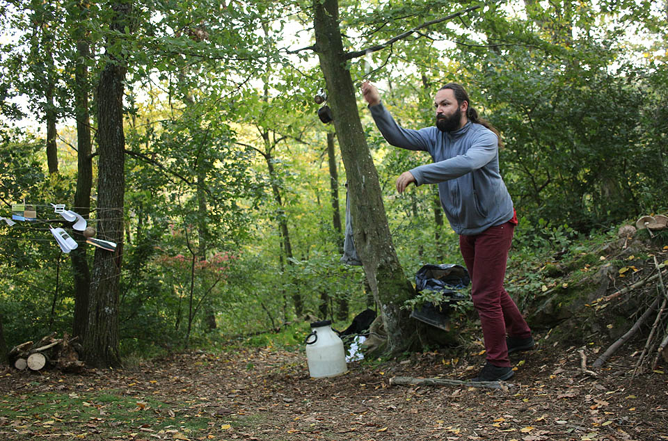 Roura hází <s>rourou</s> nožem.