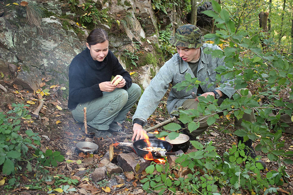 Jerry učí Drobka vařit houby.