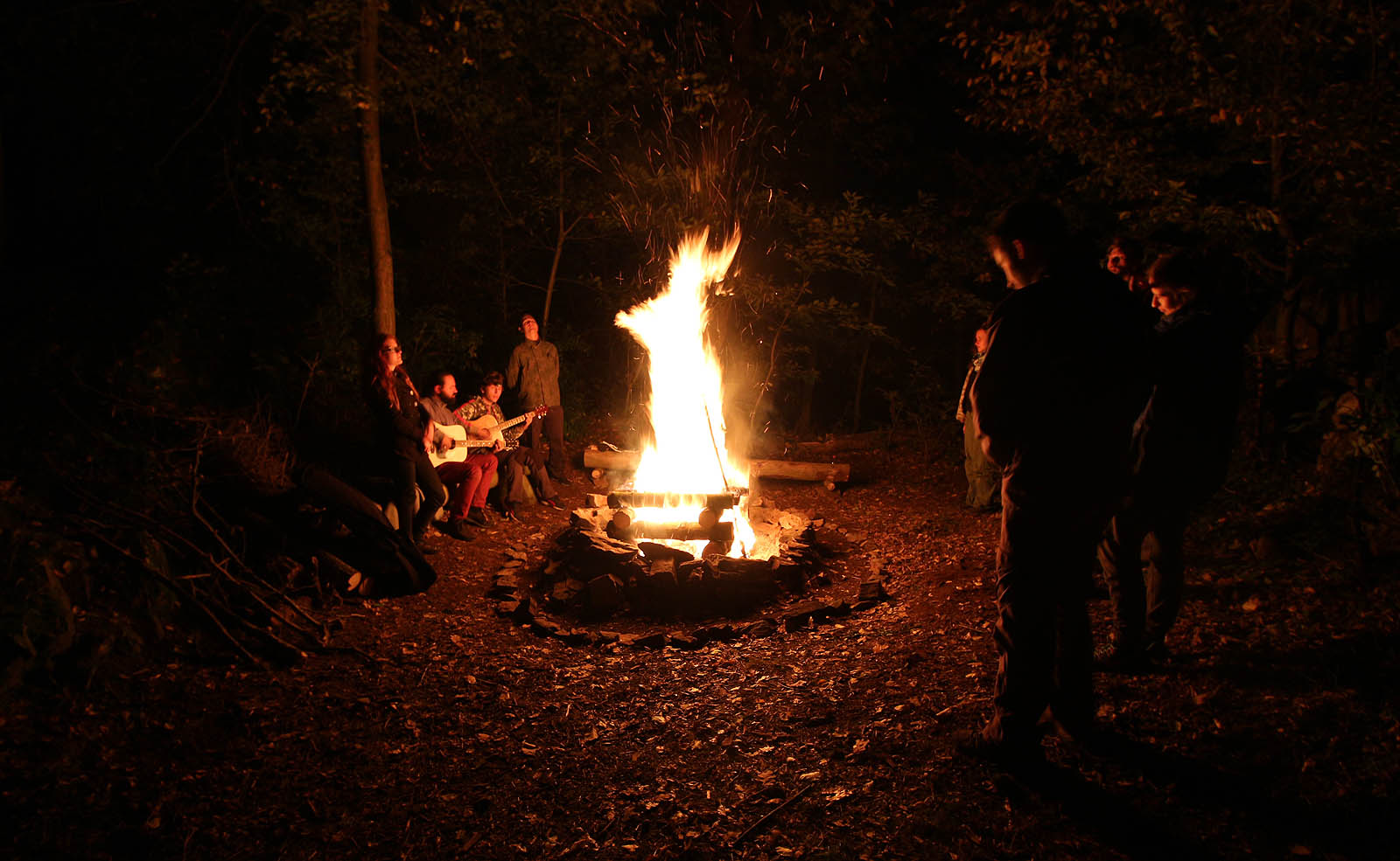 Když večer oheň zahořel, my seděli jsme kolem v trávě, v tom okamžení zůstal každý sebou sám…