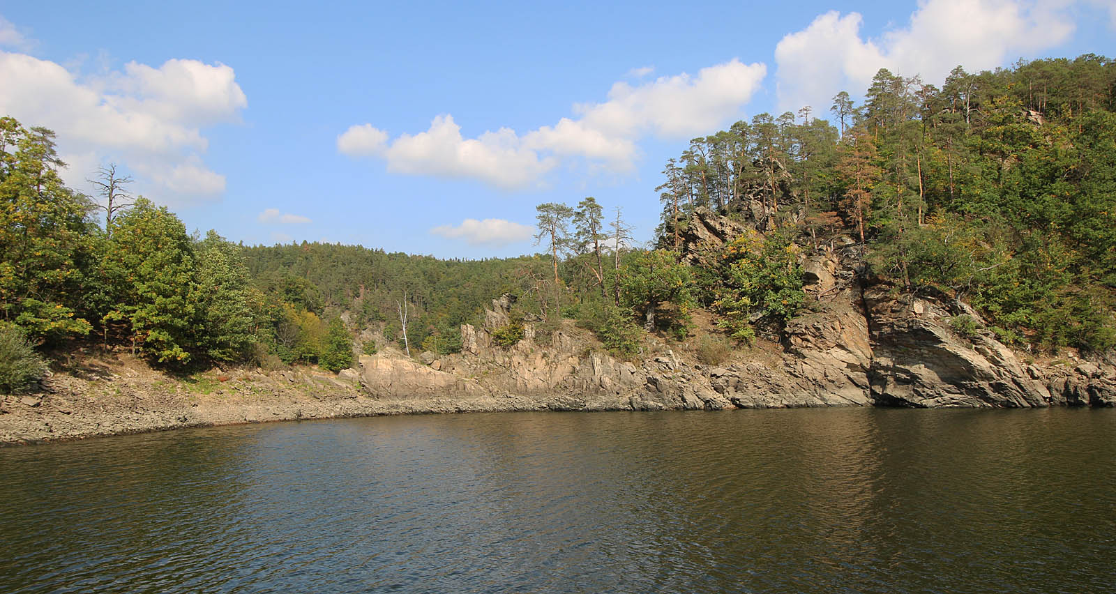 Tím pádem je i šíje pod Kozlovem vysoko nad hladinou. Na ostrov se tak dá dostat bez potíží suchou nohou.