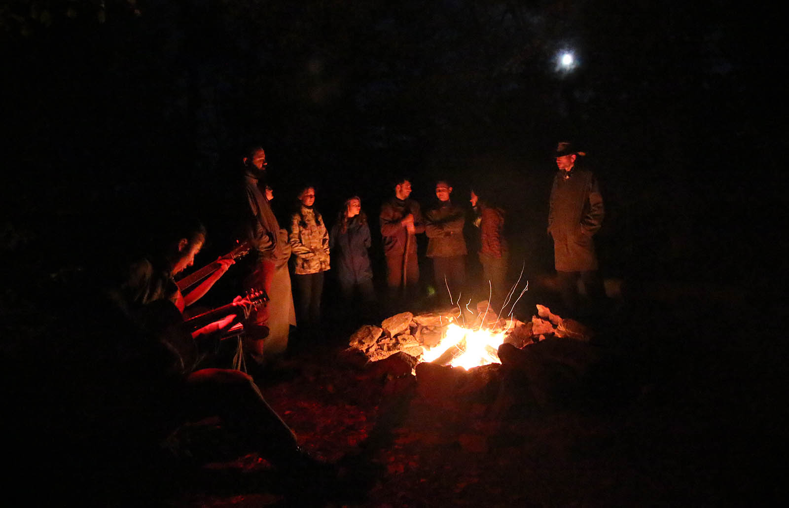 Zpěv se dvojicí kytar v rukách Roury a střídajících se dobrovolníků byl tak působivý, že se na nás přišel podívat i měsíc. Parlament si s námi ale nezahrál.