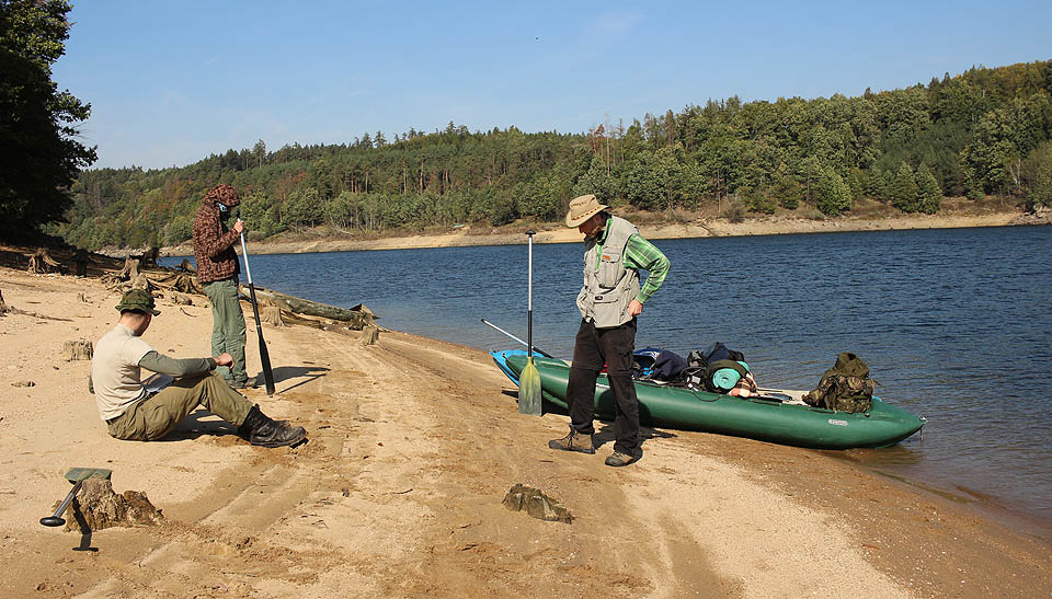 Dopoledne jsme vyrazili na zpáteční cestu ve dvojici lodí překřtěných na Hluboký žal a Věčné utrpení. Jak to ovlivnilo zpáteční cestu ve složení Drobek, Jerry, já a Ježek si lze domyslet. 12 km pádlování na voleji nikomu nepřidá.
