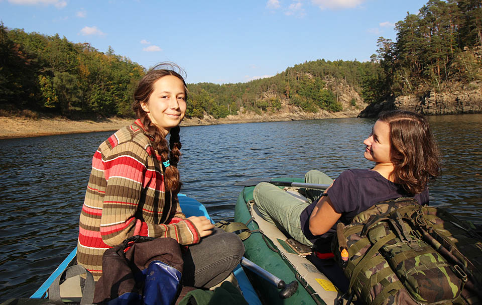 Veřejnou dopravu na přehradním jezeře zajišťuje jediná loď Horácko, hnaná dieslovým motorem. Neveřejnou zajišťuje dvojice kanoí, hnaná Doubravkou a Drobkem.