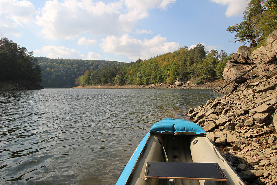 Letos bylo díky státnímu svátku výročí o rok delší, proto zbyl čas i na romantické projížďky po více či méně skrytých zákoutích jezera. Snad i díky rozvoji automobilizmu a motoročlunizmu zde lidí každým rokem přibývá, přesto zůstává ještě dostatek míst, kde může člověk v klidu odpočívat, fotit a těšit se z klidu.