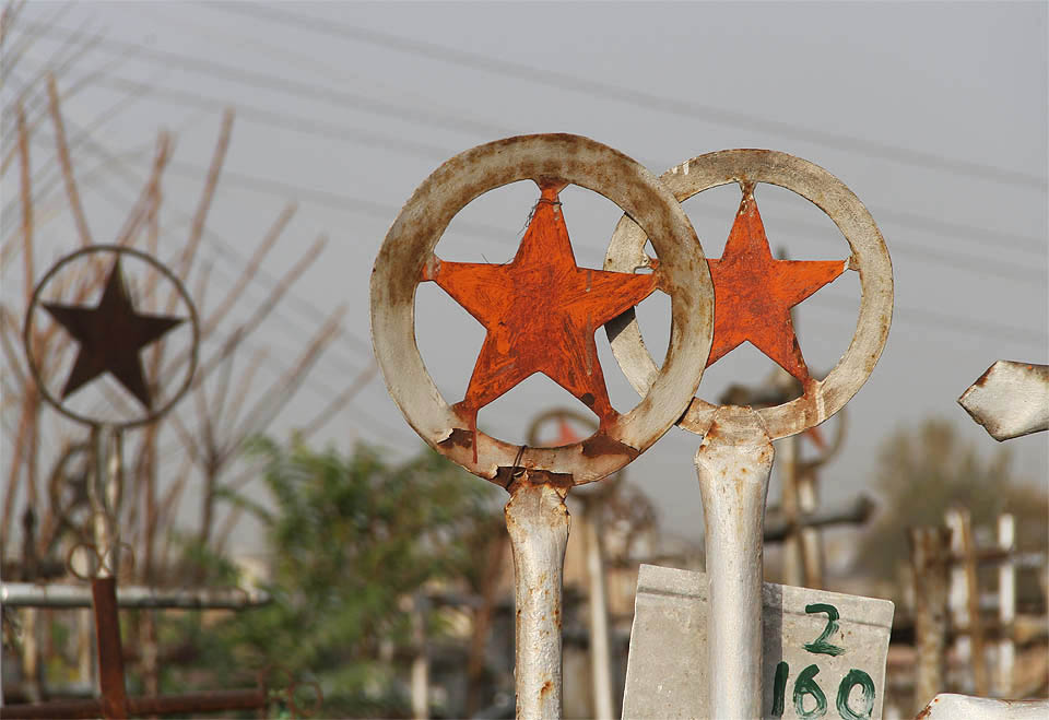 V Samarqandu jsme přespali na poloopuštěném ruském hřbitově.