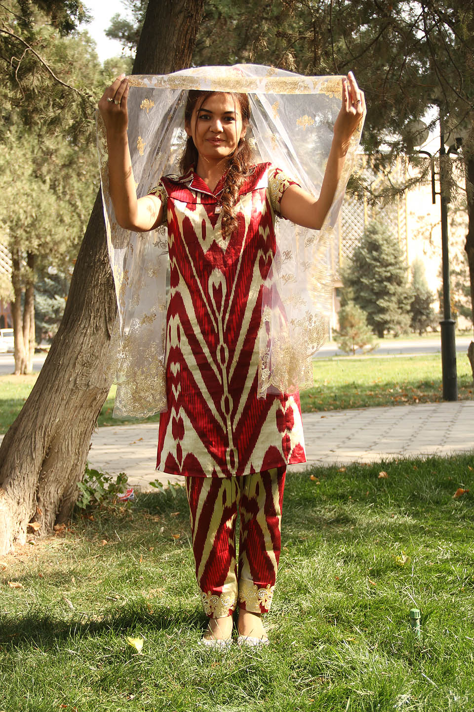 Studentka samarqandské univerzity prohrála sázku a tak mně teď předvádí lidový oděv, který se v Uzbekistánu stal módním hitem posledních let.