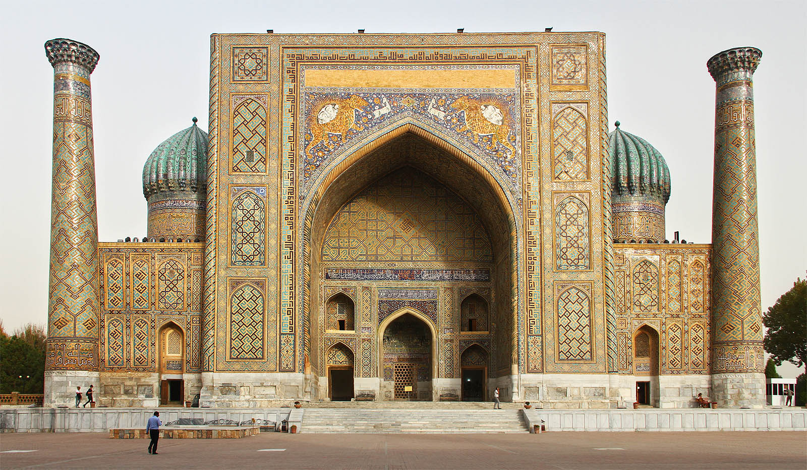 Na náměstí Registon v Samarqandu bylo v posledním říjnovém dni neobvykle prázdno. Našli jsme tu mobil a odevzdali jej po určitých peripetiích šťastnému majiteli.