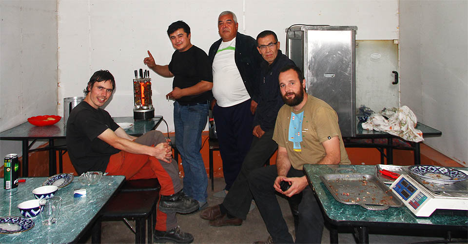 V Beshariku jsme strávili dva dny u majitele několika restaurací Акмала, jeho rodiny a přátel. Nakonec nás ale Uzbeci pohnali až před soud (podrobnosti připravujeme).