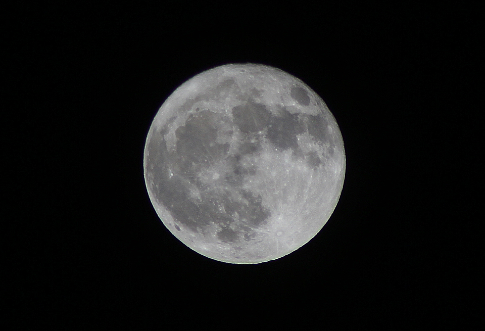 Když měsíc dozrál k úplňku, dorazili jsme konečně po několika tisících kilometrů do vesnice Айнӣ ve stínu Fanských hor. Přišel čas na to, využít horskou tmu a pořídit snímek měsíce novým teleobjektivem.