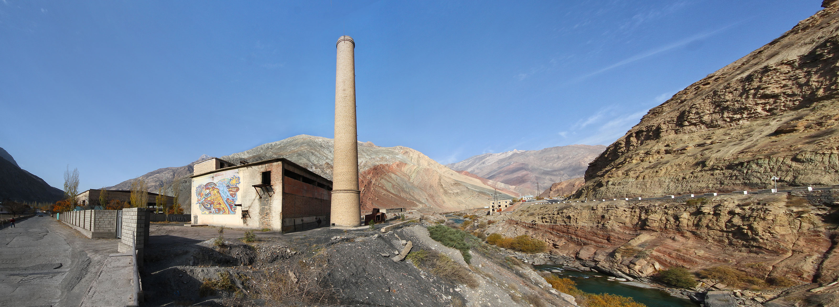 V okolí města Сарвода těžili v sovětských dobách Tádžikové zlato a uran. Dnes tu těží zlato Číňané a sovětské továrny se rozpadají.