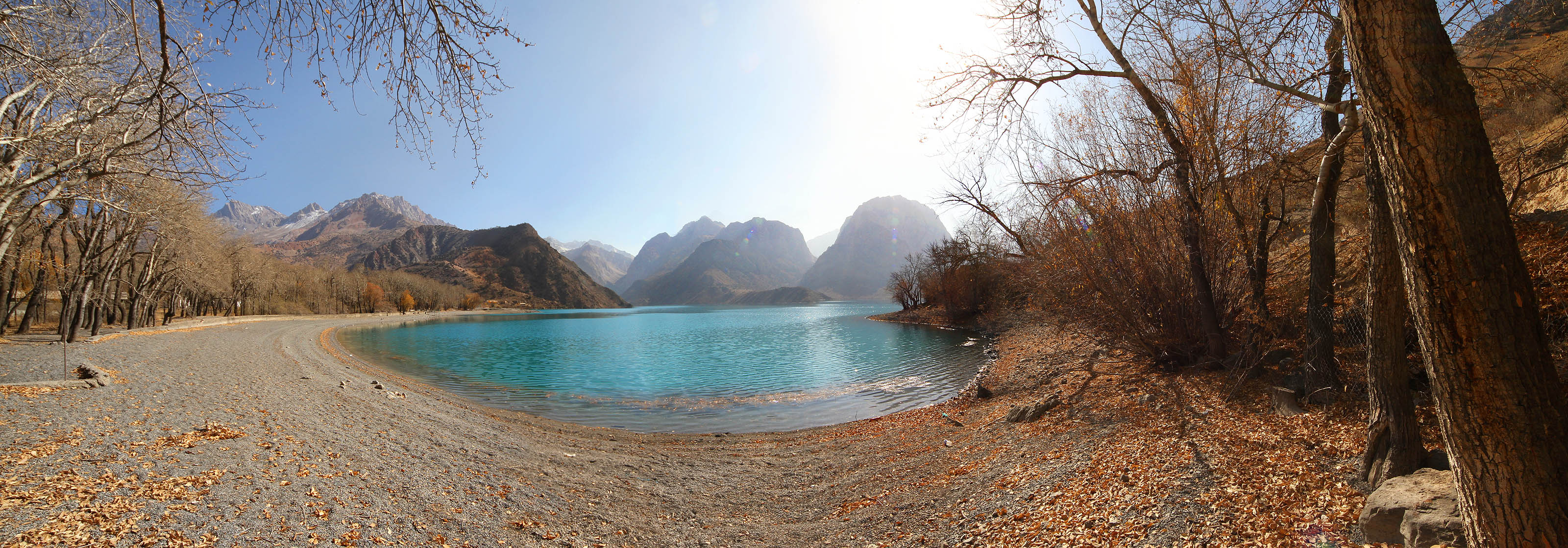 Přestože se jezero Iskanderkul nachází ve výšce 2195 m, je na začátku listopadu jeho modroskvoucí voda stále příjemná na koupání.