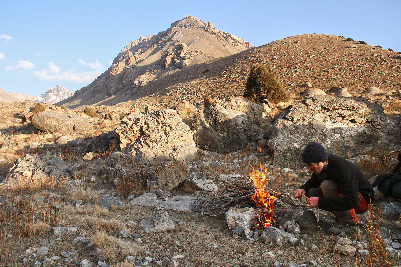 Po několika dnech v docela opuštěných a pustých horách, ze kterých před krutou zimou utekli i medvědi, jsme byli vděční za kus lidského slova.