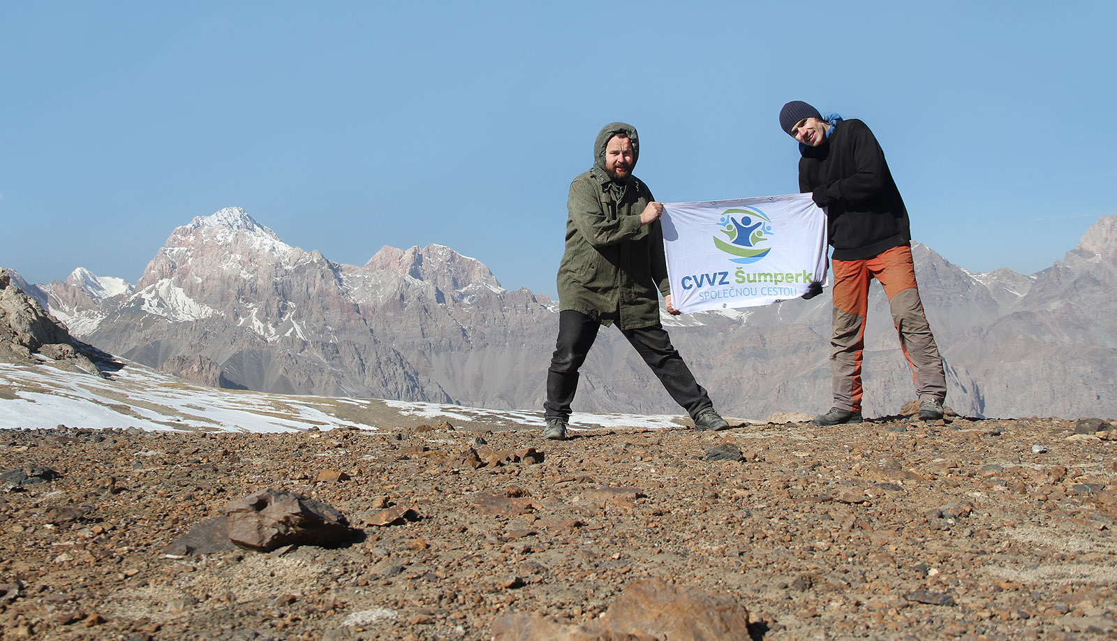 Nejvyšší bod naší cesty, sedlo Анпешуд ve výšce 3877 m nad mořem. Děláme reklamu šumperské CVVZ.