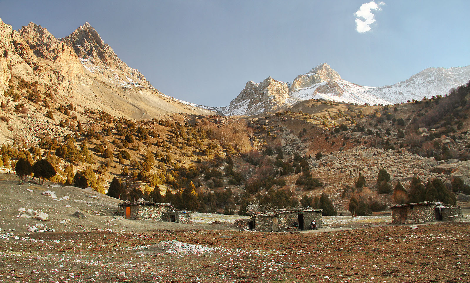 Pastevecké osady na cestě z hor do údolí budou čekat šest měsíců na své letní obyvatele.