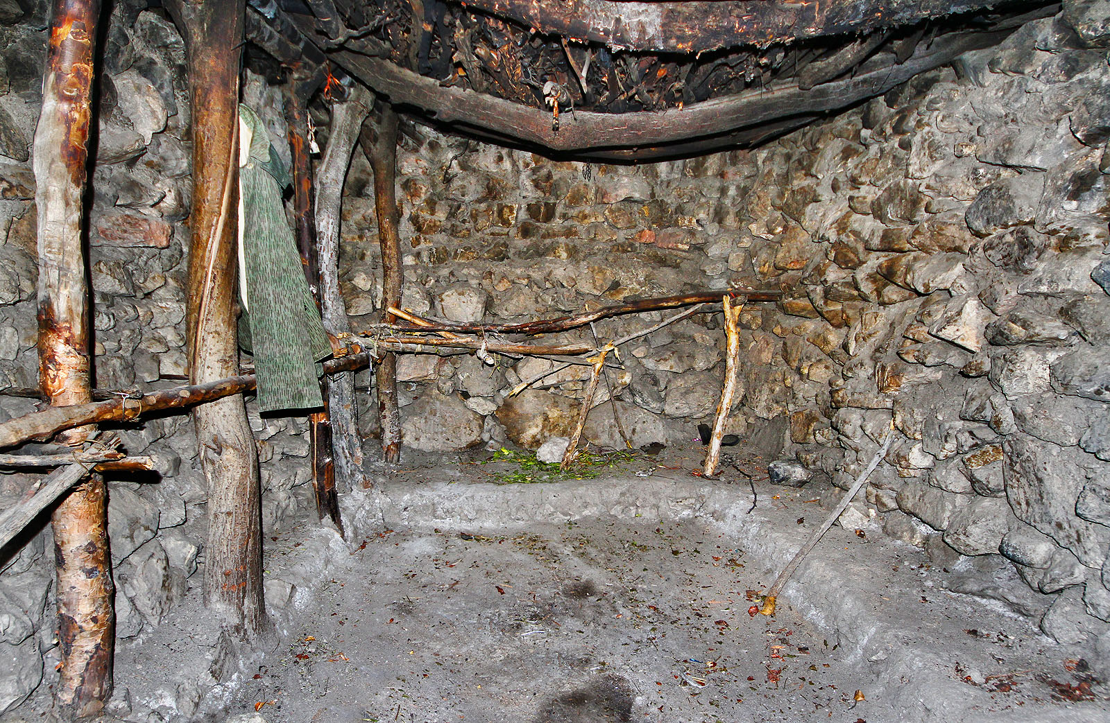 V jedné z chatrčí stavěné podle architektury doby kamenné jsme našli útočiště na noc včetně malého krbu, na kterém jsme si mohli uvařit pohanku.