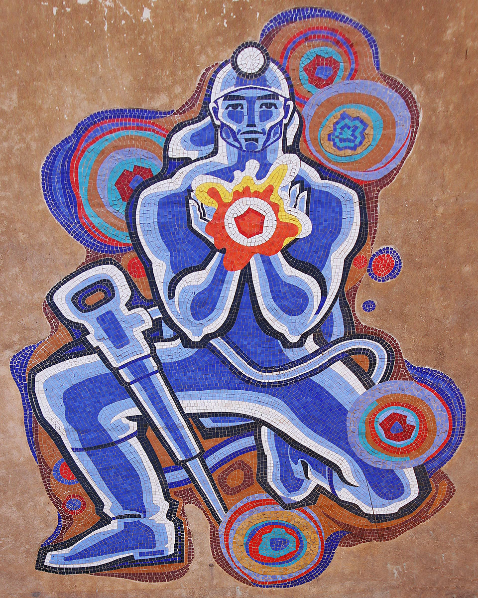 Přestože se v Tádžikistánu většina sovětských výdobytků rozpadá, mozaiky se překvapivě ukazují jako nejtrvanlivější součásti staveb.