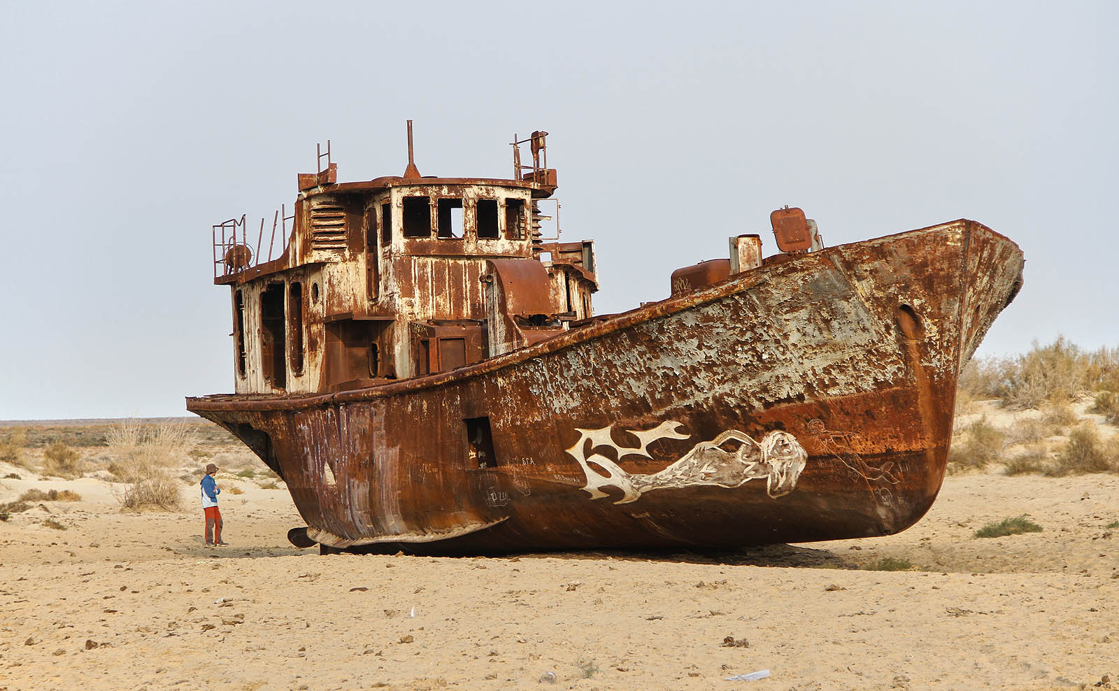 V Moynaqu byl kdysi přístav na jižním konci Aralského jezera. Dnes je moře vzdálené přes sto kilometrů, jeho dno se změnilo v poušť a na ní reziví lodě, které nestihly včas odjet.