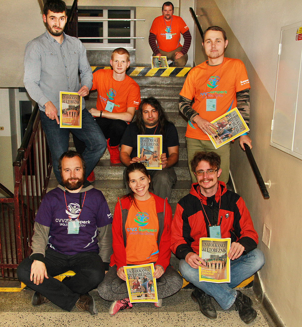 Hvězdná redakce Nafoukaného světoběžníka - odshora Stoupa / Romain, Myšák, Carmen, Sova / Čáp, Anara, Ondera.