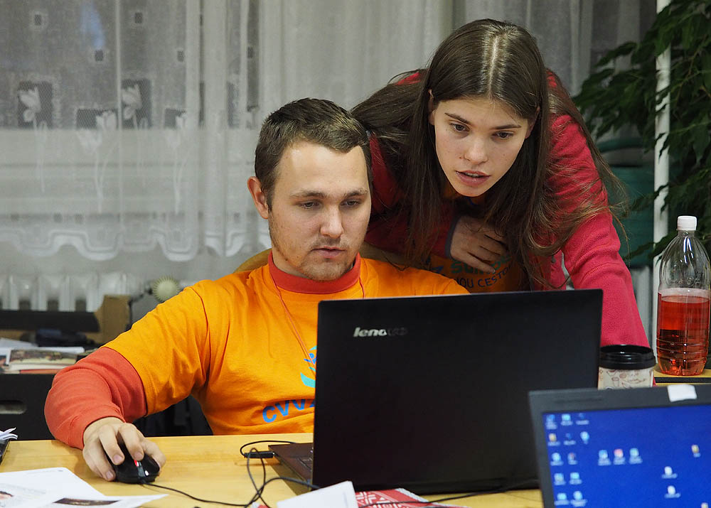 Jediný profesionál v místnosti, Sova, řeší s Aničkou alias Anarou, jak bude vypadat cvrččí strip v 3. čísle.